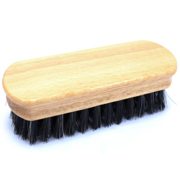 Poka Premium Brush Soft je jeden z nejjemnějších detailingových kartáčů na trhu, přitom za až těžko uvěřitelnou cenu. Jemné přírodní koňské žíně jsou vsazeny do masivního dřevěného držadla ošetřeného bezbarvým lakem.