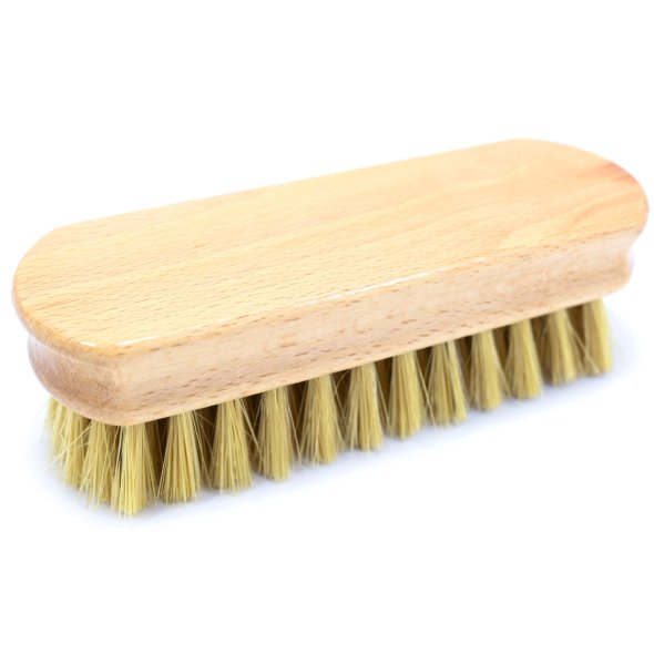 Poka Premium Brush Medium splňuje standard pro detailingové práce v rámci čištění kůže či textilních čalounění. Středně jemné přírodní koňské žíně jsou vsazeny do masivního dřevěného držadla ošetřeného bezbarvým lakem.